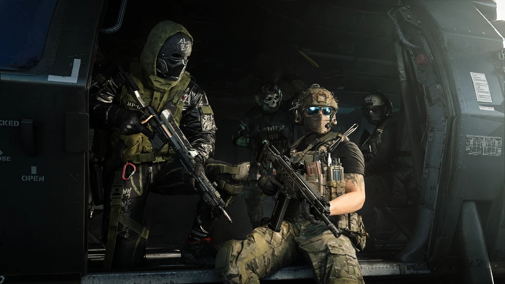 Tre beväpnade soldater i masker och taktisk utrustning sitter i den öppna dörren till en helikopter i Call of Duty: Modern Warfare 4.