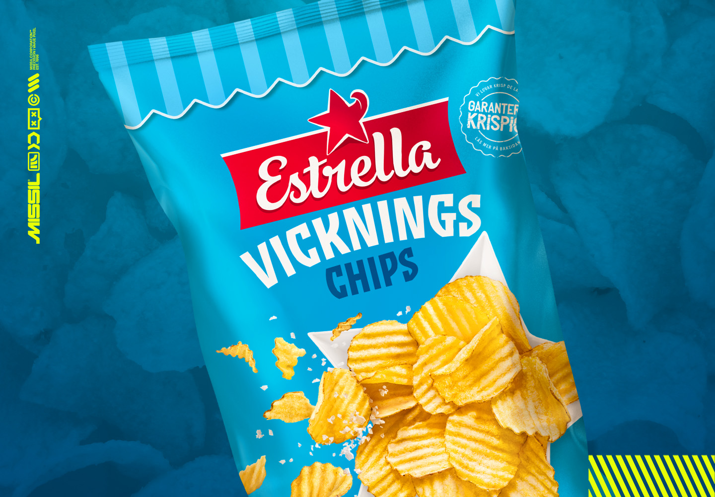 Blå påse Estrella Vicknings Chips med vågiga, gyllene chips som tumlar ut framför en blå bakgrund med chipsmönster.