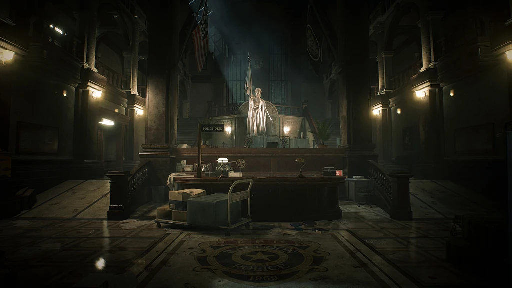 Mörk entréhall i Resident Evil 2 med receptionsdisk, en vit staty i bakgrunden och ett emblem i golvet, lysta av svaga lampor.