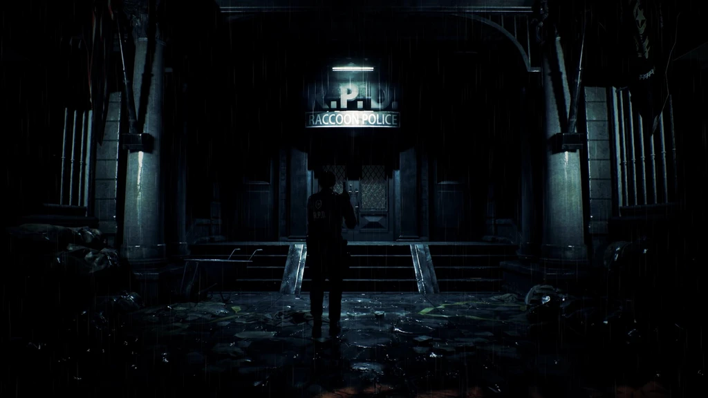 En ensam gestalt står i regnet framför entrén till Raccoon Police Department i Resident Evil 2 Remake, i nästan helt mörker.